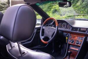 Obraz 22/50 pojazdu Mercedes-Benz 300 CE-24 (1992)