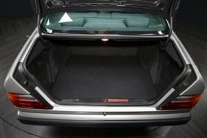 Afbeelding 34/50 van Mercedes-Benz 230 CE (1988)