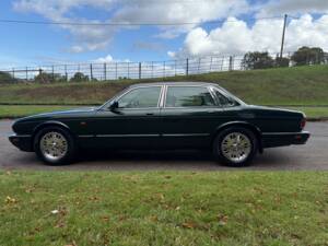 Image 6/31 of Jaguar XJ 6 4.0 Sovereign (1996)