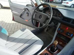 Bild 10/14 von Mercedes-Benz 230 E (1987)