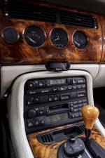 Image 17/37 of Jaguar XKR (1998)