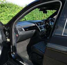 Image 35/49 of Mercedes-Benz ML 63 AMG (2013)