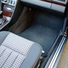 Image 84/171 of Mercedes-Benz E 220 (1994)