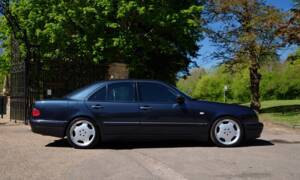 Immagine 2/50 di Mercedes-Benz E 55 AMG (1999)