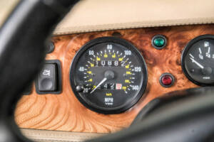 Image 20/50 of MG RV8 (1994)