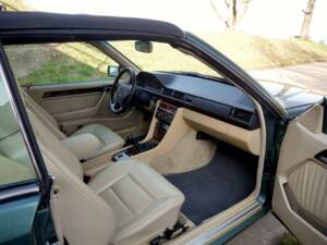 Bild 22/30 von Mercedes-Benz 300 CE-24 (1992)