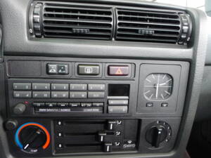 Image 3/37 of BMW 325i (1991)