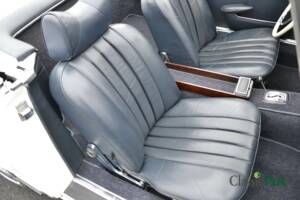 Image 46/50 of Mercedes-Benz 250 SL (1966)