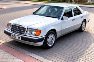 Image 1/33 of Mercedes-Benz 230 E (1992)