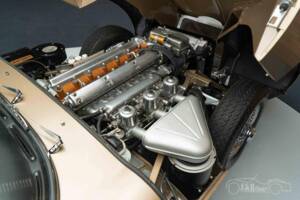 Image 3/18 de Jaguar E-Type (1967)