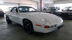Image 14/39 of Porsche 928 GTS (1995)