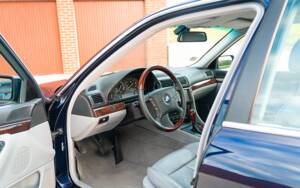 Image 22/55 of BMW 740i (1997)