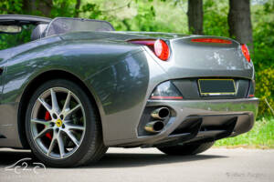 Image 64/85 of Ferrari California (2010)