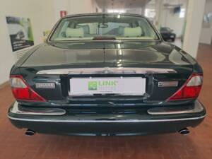 Bild 6/50 von Jaguar XJ 8 Executive (1998)