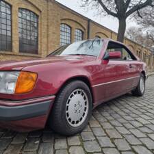 Immagine 39/162 di Mercedes-Benz 230 CE (1989)