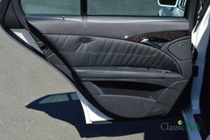 Image 21/50 of Mercedes-Benz E 500 T (2004)