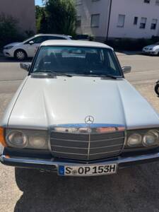 Immagine 1/9 di Mercedes-Benz 200 (1982)