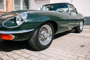 Image 13/63 of Jaguar E-Type (1969)