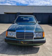 Bild 2/37 von Mercedes-Benz 200 E (1989)