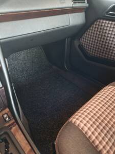 Image 13/29 of Mercedes-Benz E 200 (1995)