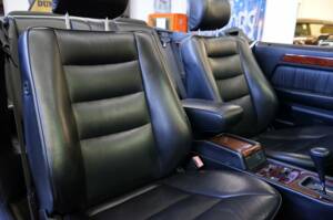 Immagine 17/30 di Mercedes-Benz 320 CE (1993)