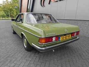 Immagine 7/50 di Mercedes-Benz 230 CE (1982)