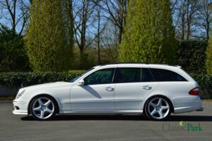 Image 2/50 of Mercedes-Benz E 500 T (2004)