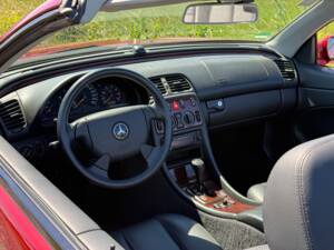 Immagine 2/19 di Mercedes-Benz CLK 230 Kompressor (1999)