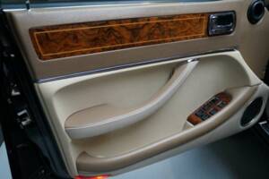 Image 38/47 of Jaguar XJ12 6.0 (1994)