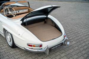 Image 34/38 of Mercedes-Benz 300 SL Roadster (1961)