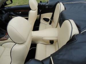 Image 18/30 de Aston Martin DB 7 Vantage Volante (2003)