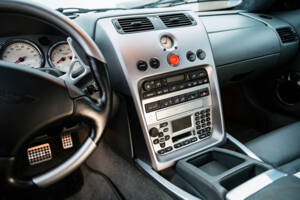 Image 14/18 of Aston Martin V12 Vanquish (2003)