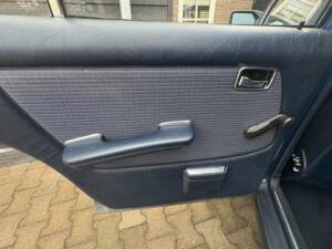 Image 8/8 of Mercedes-Benz 230 E (1984)