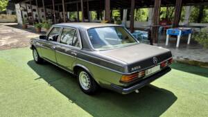 Image 25/71 of Mercedes-Benz 240 D (1980)