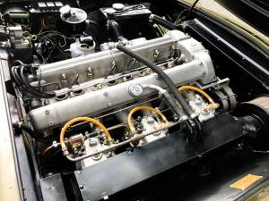 Image 18/42 of Aston Martin Vantage (1973)