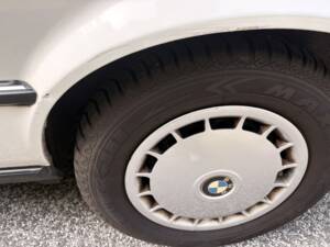 Immagine 64/75 di BMW 320i (1988)
