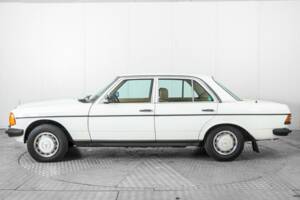 Image 9/50 of Mercedes-Benz 300 D (1980)