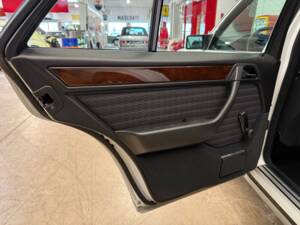 Bild 14/20 von Mercedes-Benz 250 D Turbo (1991)