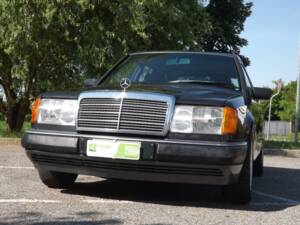 Image 5/50 of Mercedes-Benz 250 TD Turbo (1992)