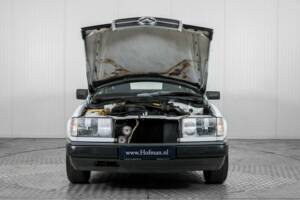 Image 38/50 of Mercedes-Benz 200 (1986)