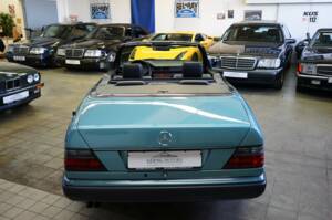Afbeelding 22/50 van Mercedes-Benz 300 CE-24 (1993)