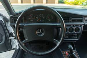 Afbeelding 34/44 van Mercedes-Benz 190 E (1987)