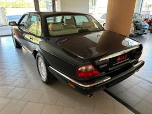 Image 7/15 de Jaguar XJ 8 Executive (1998)