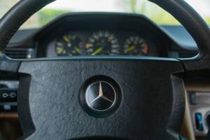 Image 30/46 de Mercedes-Benz 300 CE (1988)