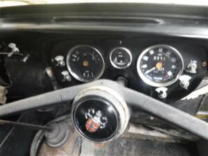 Image 23/40 of Austin FX 4 London Taxi (1970)