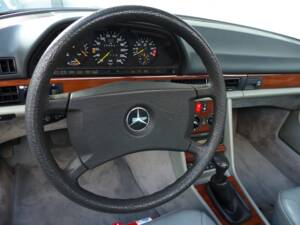 Imagen 8/16 de Mercedes-Benz 300 SE (1987)