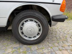 Bild 33/34 von Mercedes-Benz 250 lang (1983)