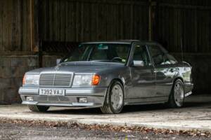 Image 28/43 of Mercedes-Benz 300 CE 3.2 AMG (1990)