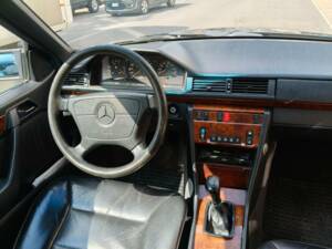Image 12/35 of Mercedes-Benz E 200 (1995)