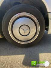 Image 11/48 of Mercedes-Benz E 200 (1991)